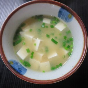 豆腐と大根と麩と小ねぎの味噌汁